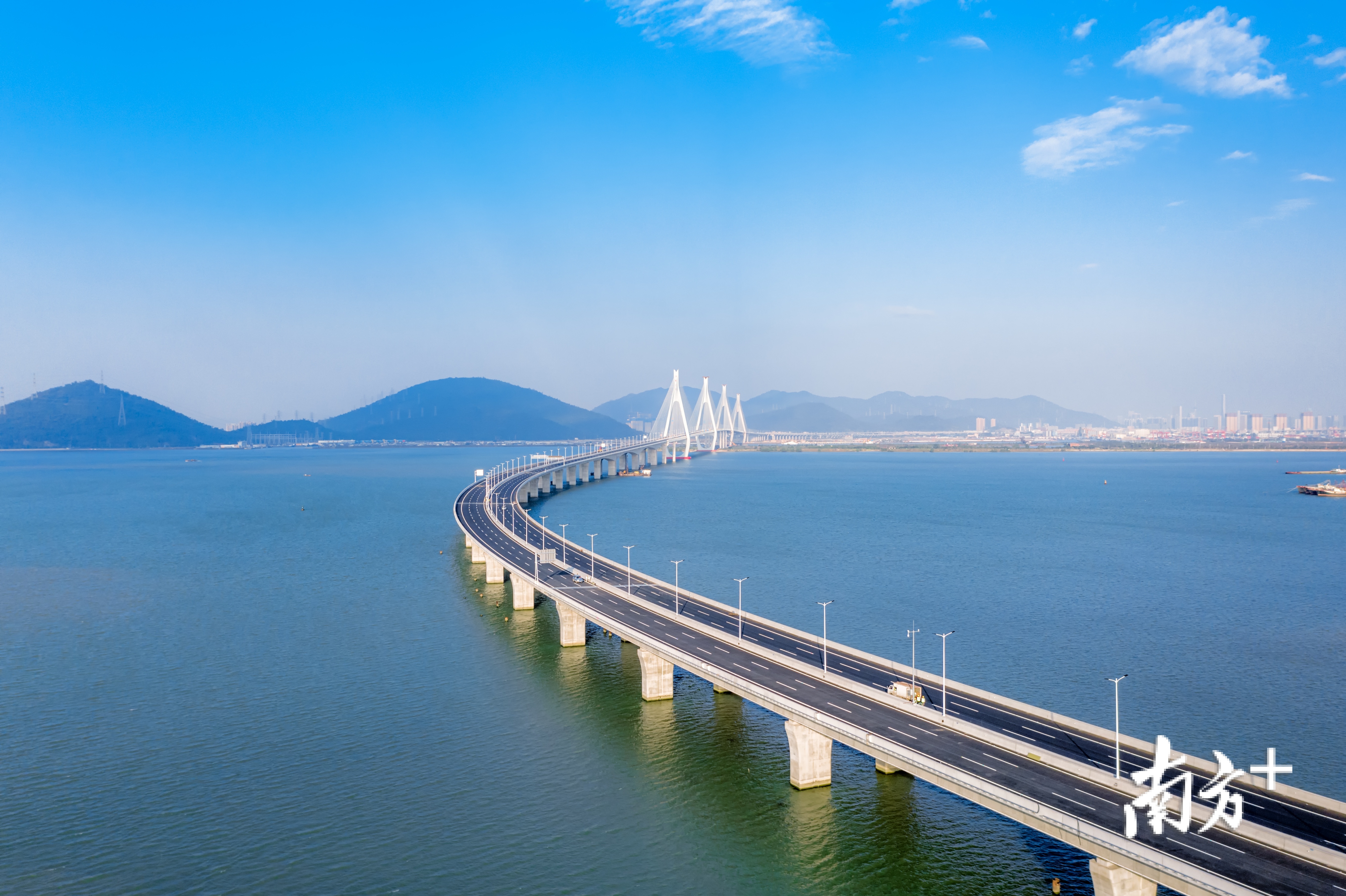 “珠海第一跨”今日正式通车，航拍大图抢先看洪鹤大桥