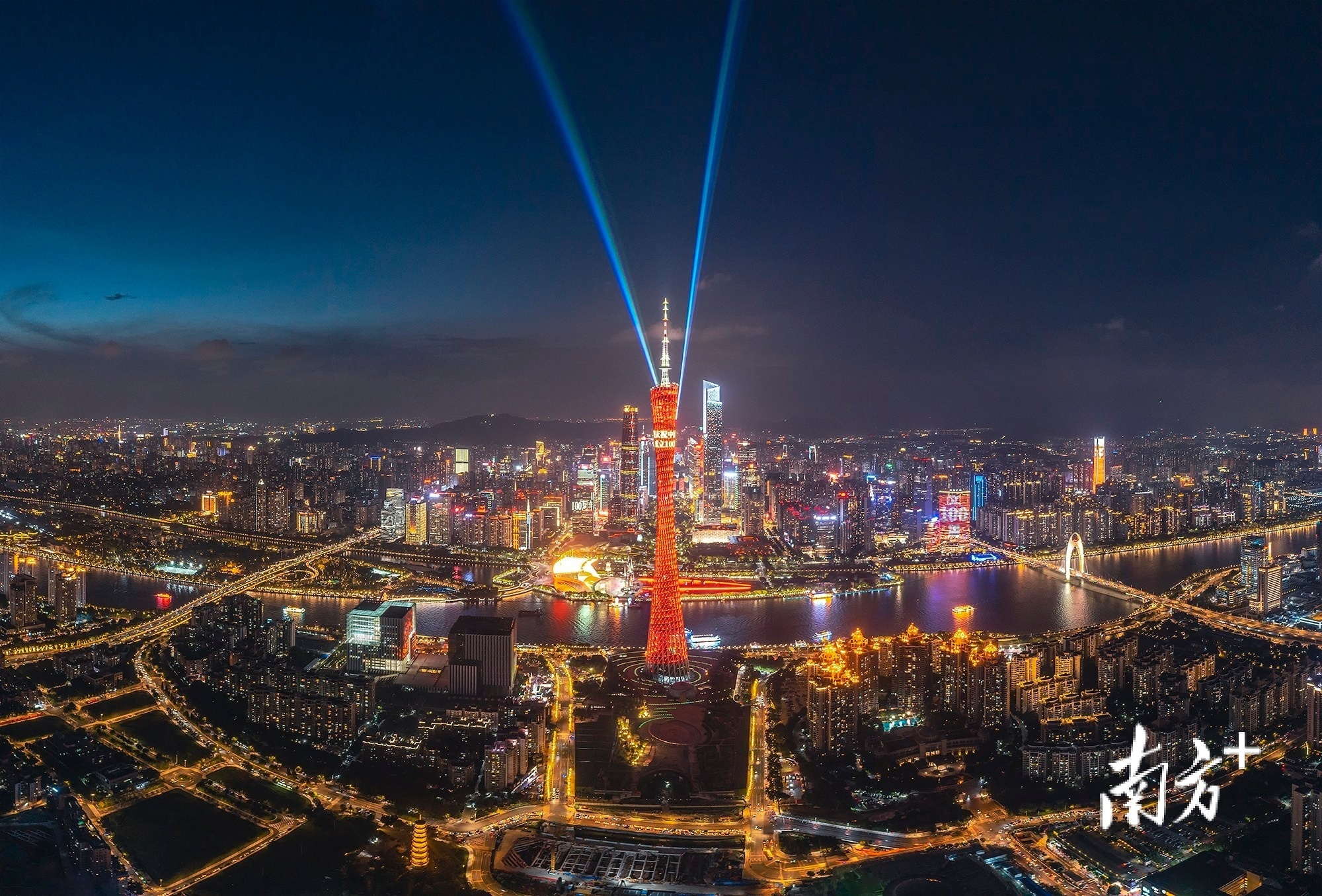 7月1日，广州上演震撼灯光秀，庆祝中国共产党成立100周年。 逸松 摄