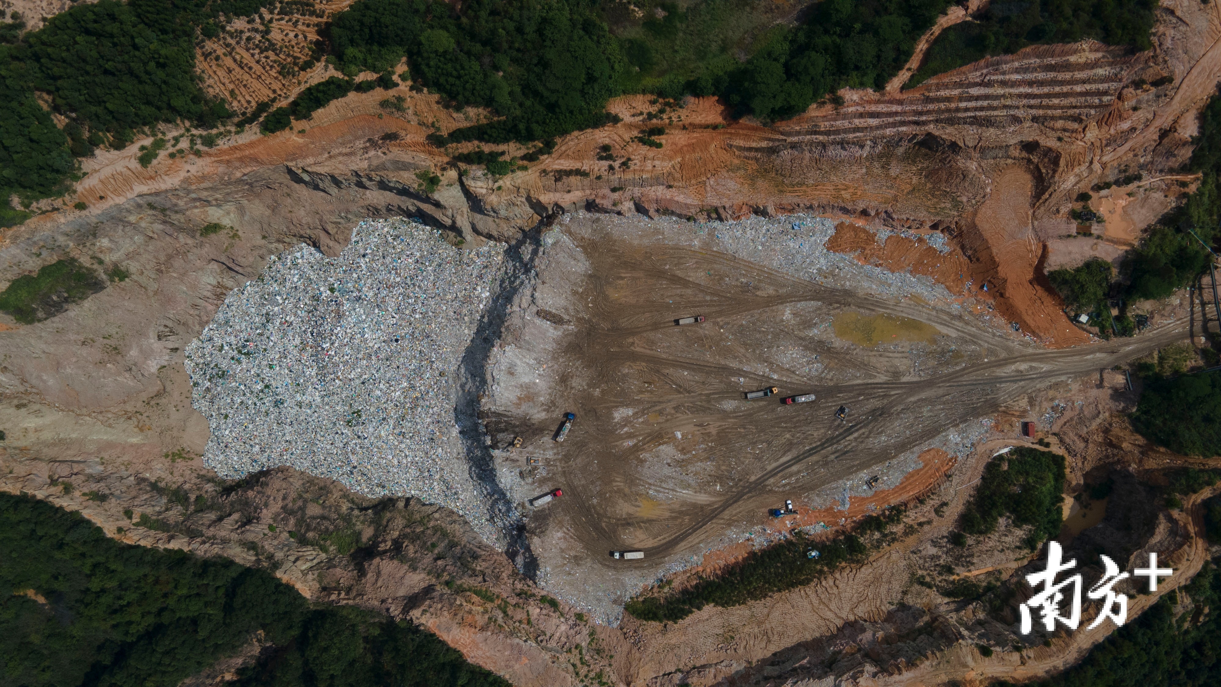 南方曝光台清远废弃石场填埋万吨垃圾跨市倾倒获厚利