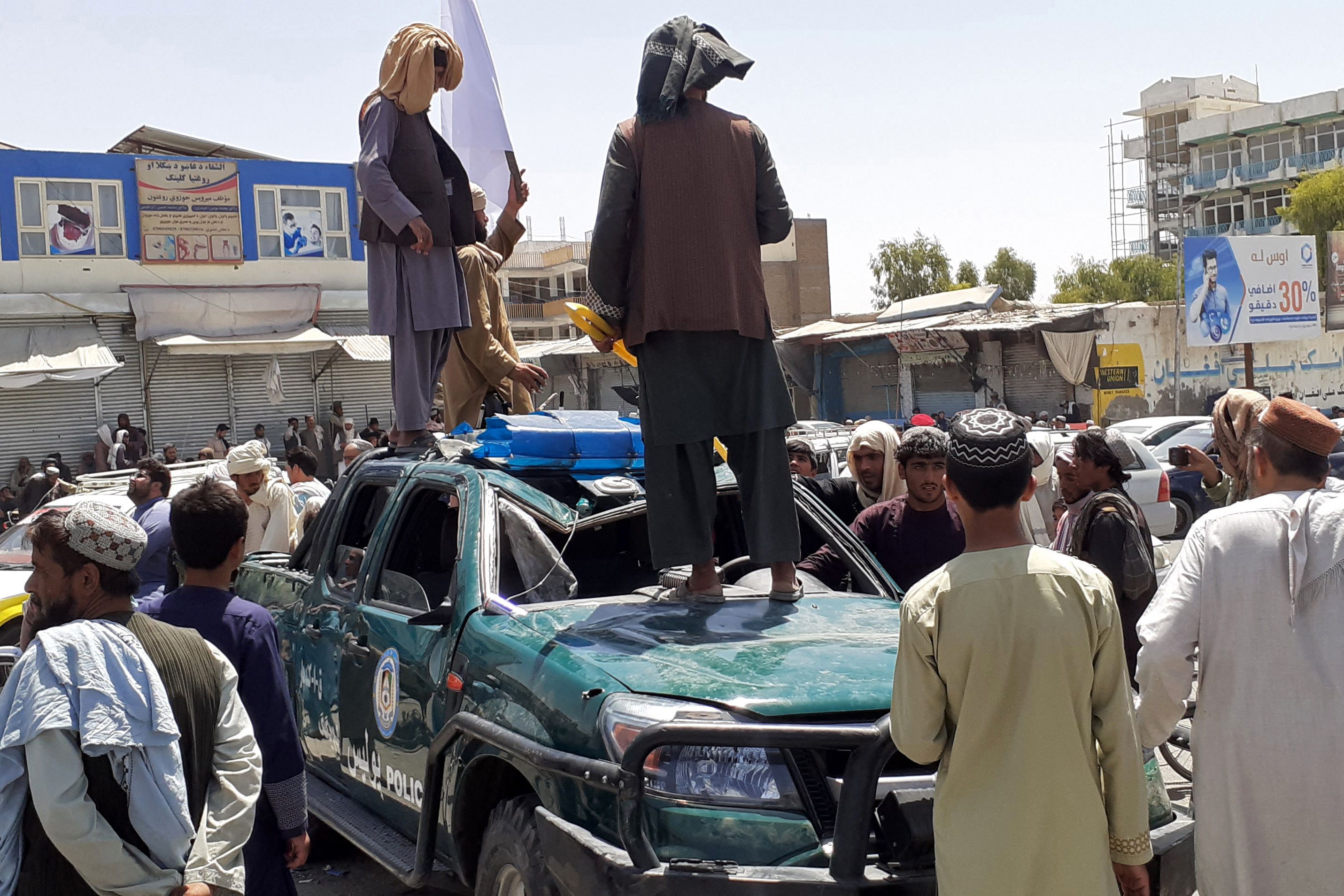 8月13日在阿富汗第二大城市坎大哈街头拍摄的阿富汗塔利班武装人员。