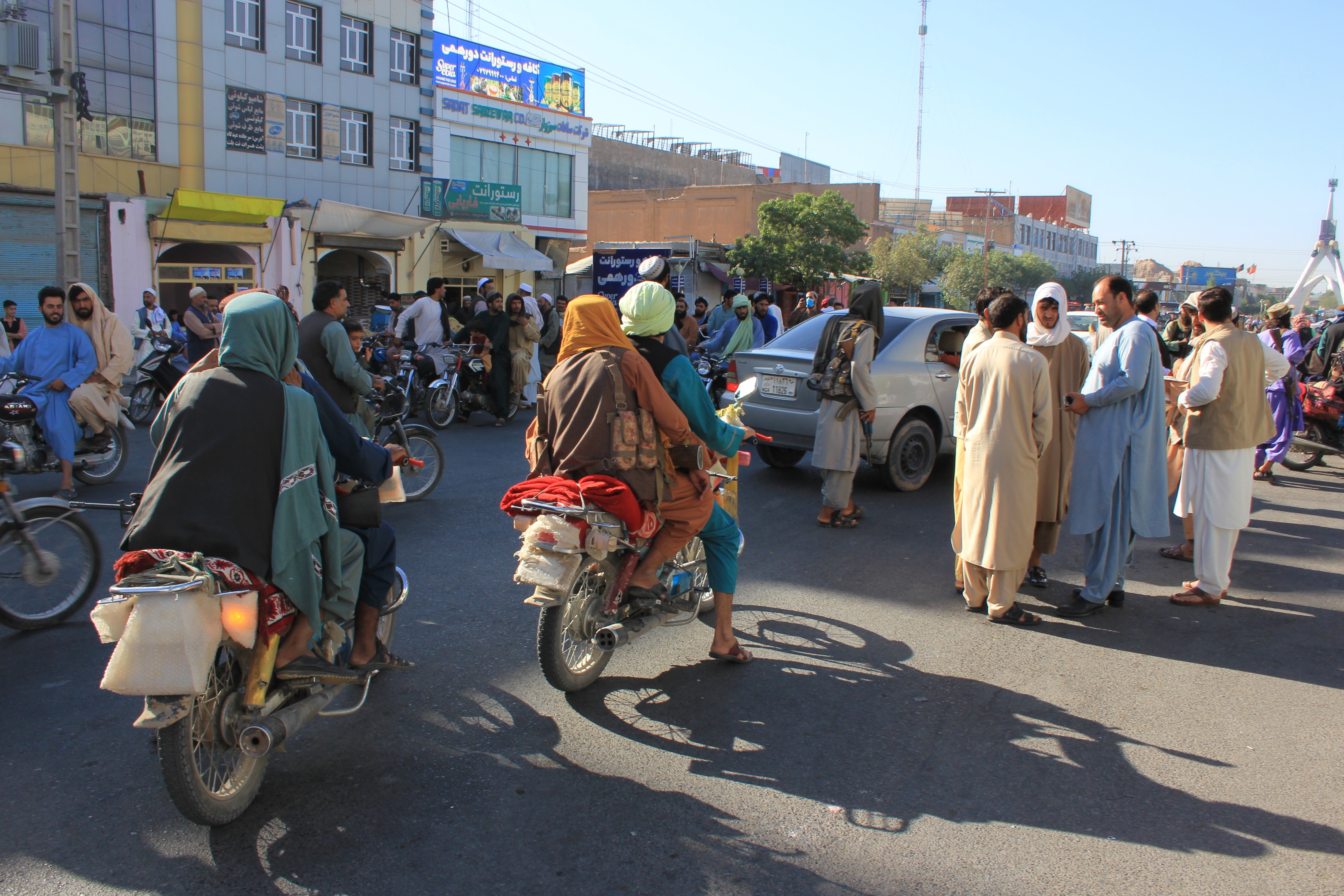 8月13日在阿富汗赫拉特拍摄的塔利班武装人员。