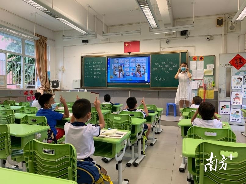 上午10时10分，海珠区宝玉直实验小学授课点课间休息，基本托管半天班的孩子在做无接触眼保健操。