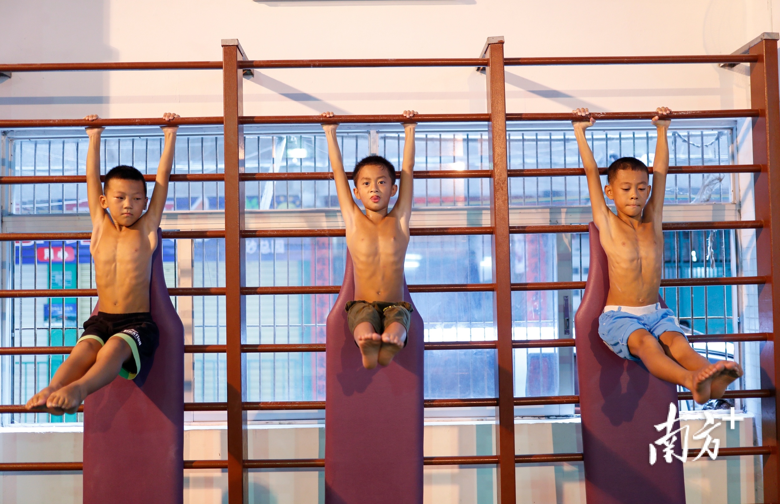 在汕头市金砂小学的陆地训练馆，几名小队员在做热身训练。