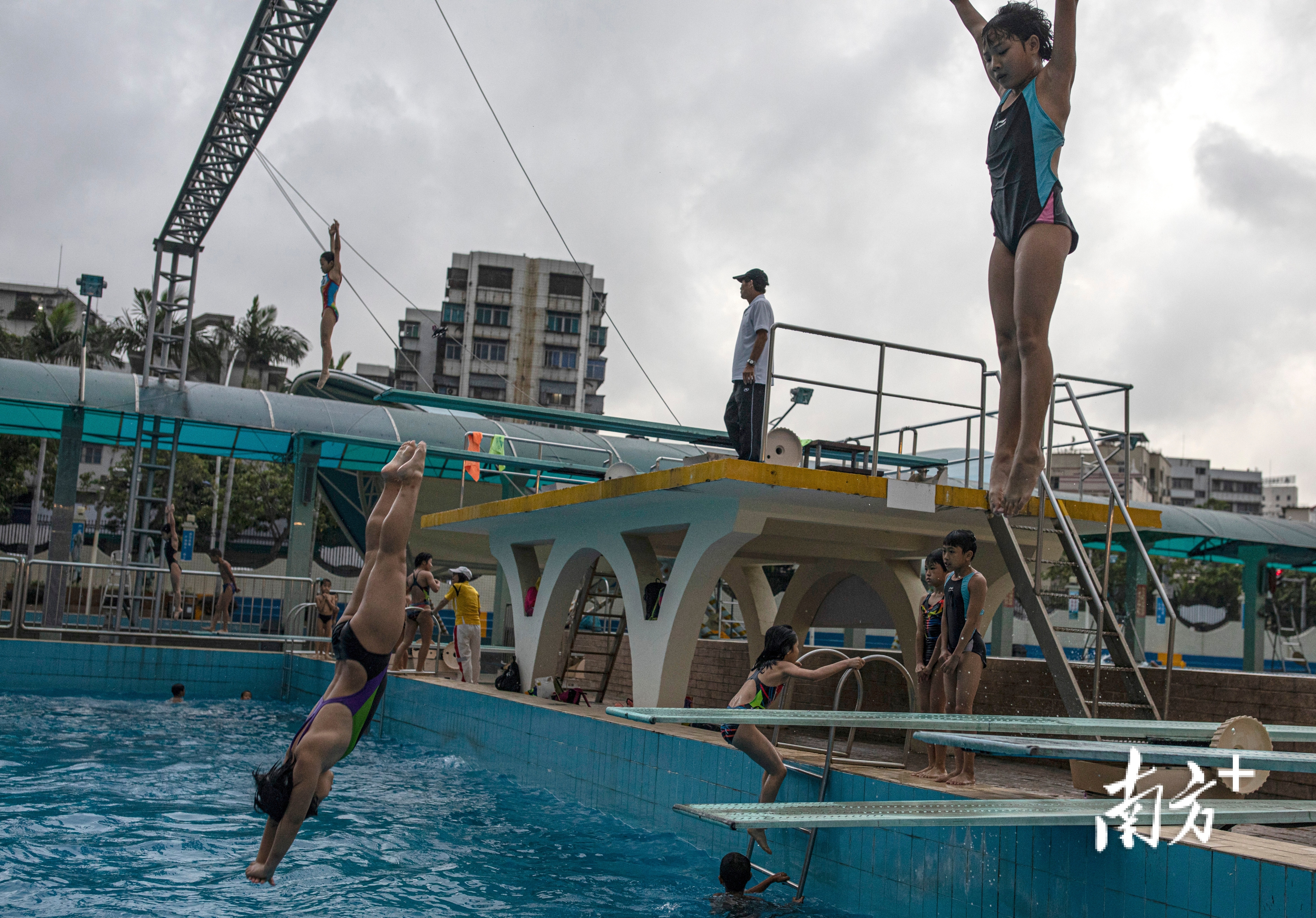 湛江市跳水运动学校，每天傍晚，放学的孩子前来练习跳水。