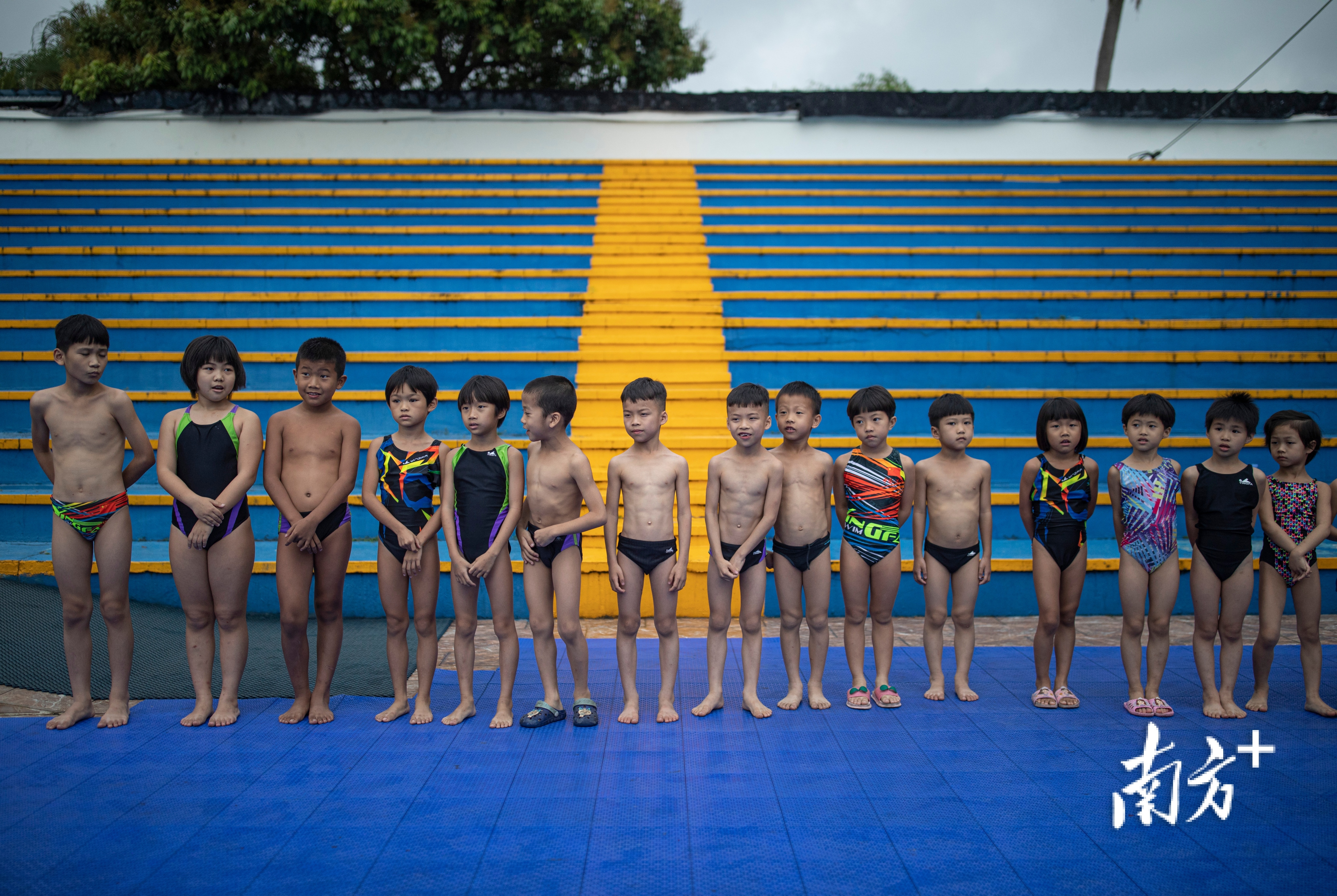 湛江市跳水运动学校，孩子们按高矮排开，准备进行热身运动