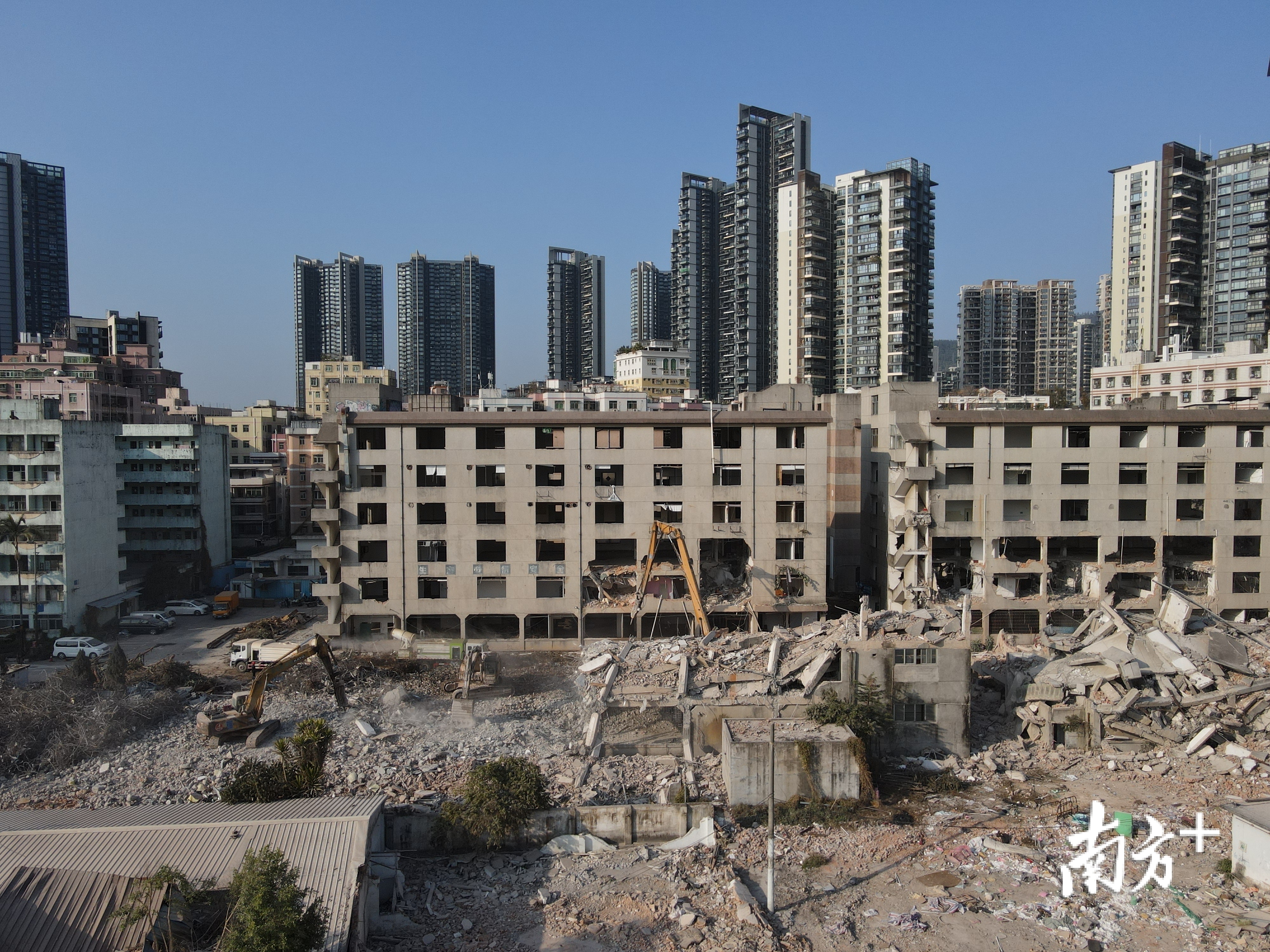 春节前，沙河工业园正在紧张地拆楼。