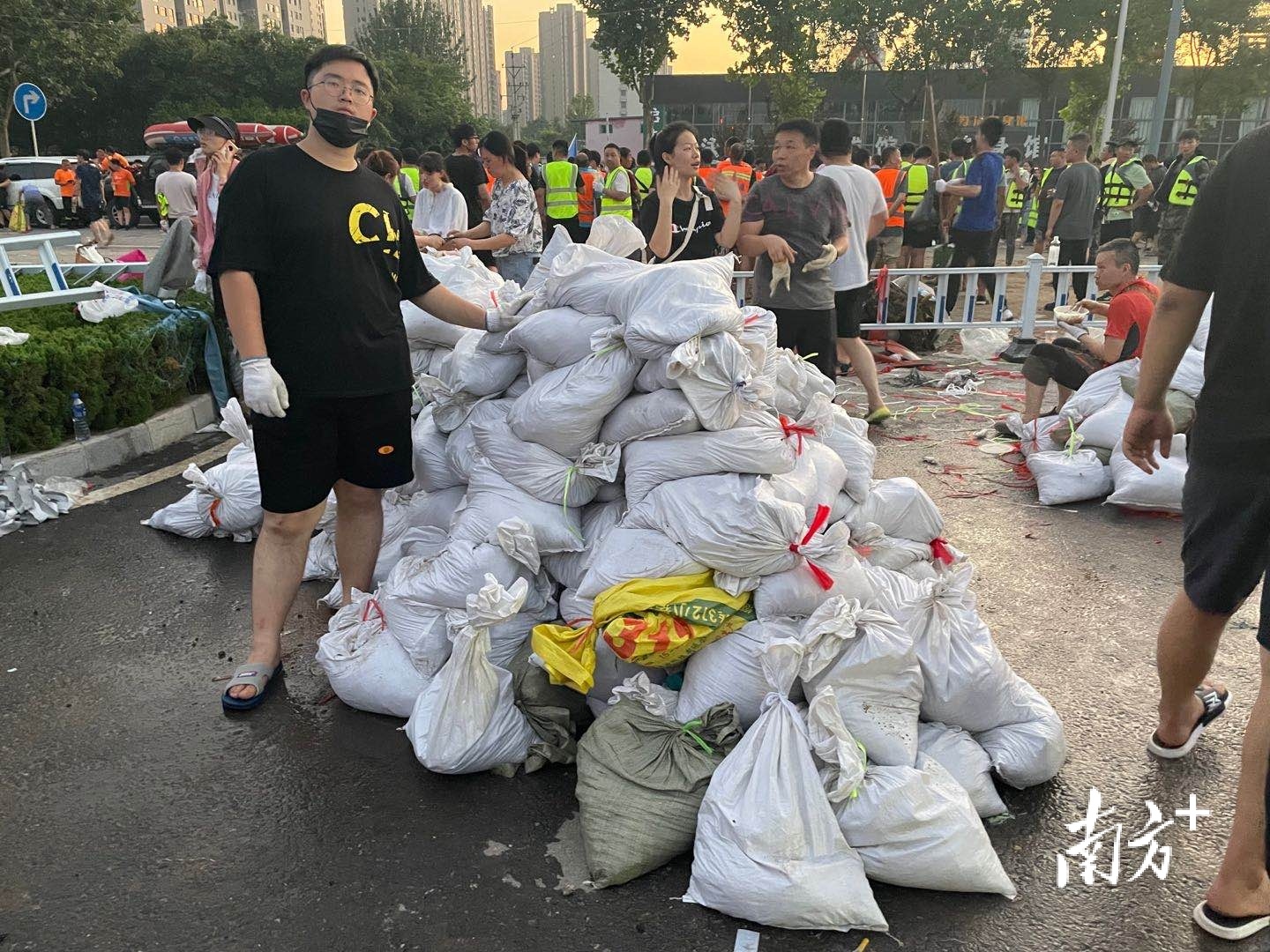 全城的人都来了！河南新乡人排成长龙扛沙袋阻挡决堤洪水