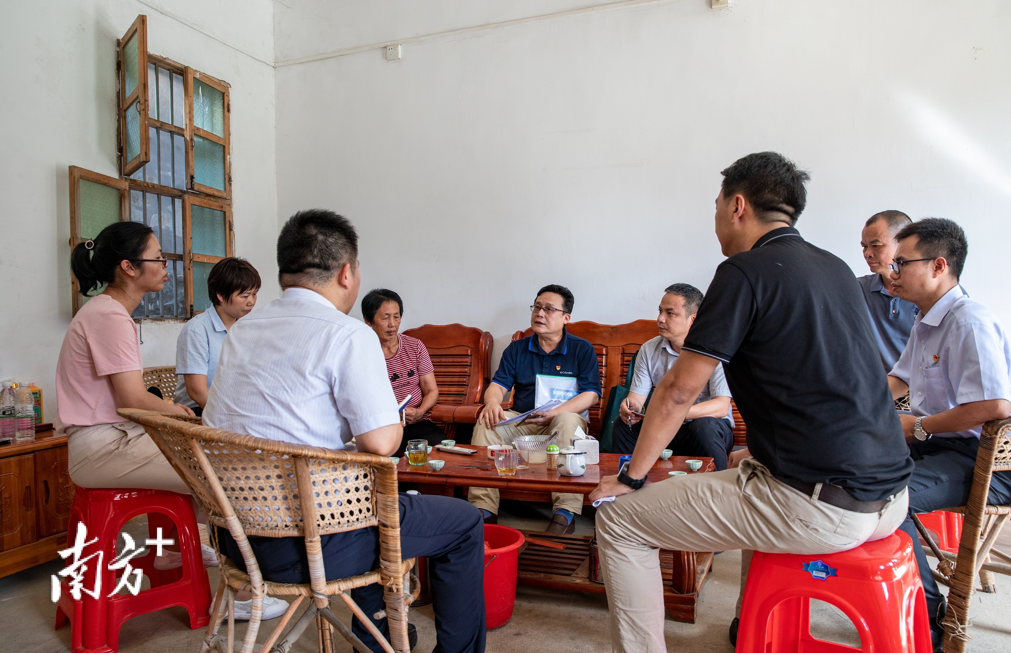 广福镇洪才村，工作队正在走访脱贫不稳定户，调研情况。 