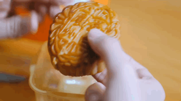 广州酒家的月饼,一看就是月饼的样子,盘顺条靓油光满面,吃起来也是