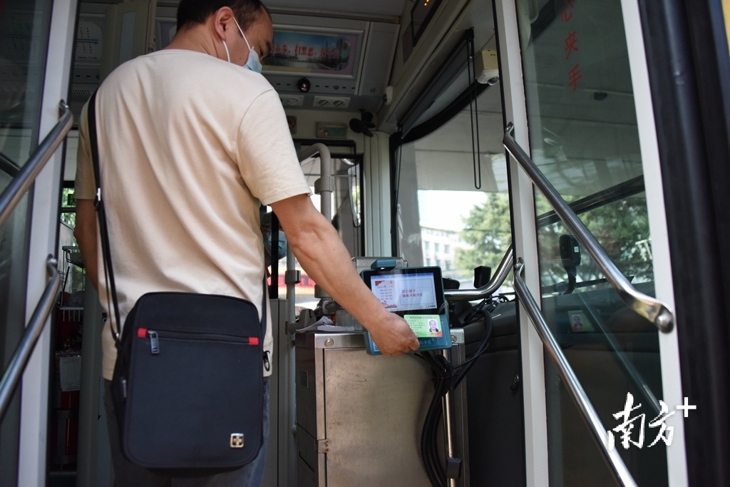 5月1日上午，广州市劳模张小宁用广州市无偿献血优待证（A）刷卡顺利乘坐公交车。
