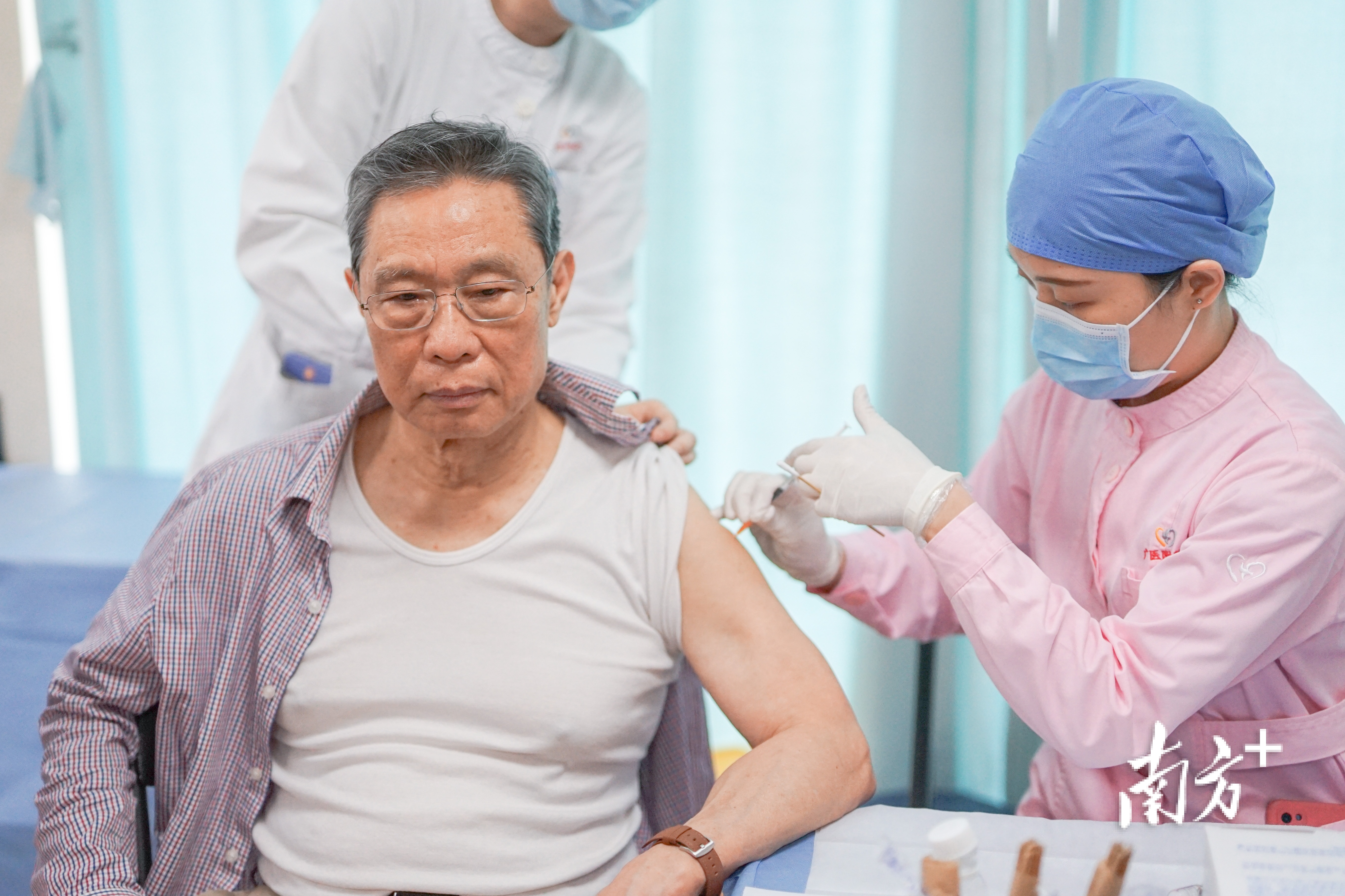 钟南山院士接种新冠病毒疫苗。
