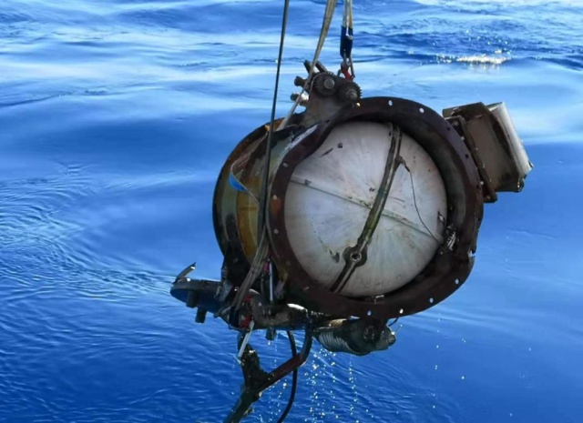 “深海勇士”号从海底回收失事潜艇的救生筏