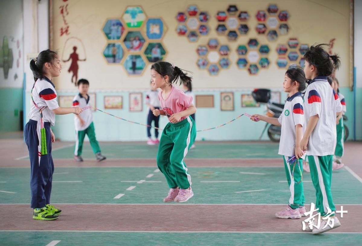 同学们在校园里跳绳,如今跳绳已成为七星小学的特色.