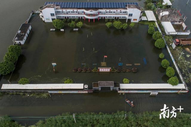 9月3日，重灾区铜盂镇树香村，仍有1米多深积水，树香培英学校推迟开学。