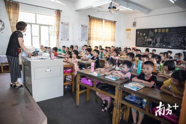 9月3日，洪水退去后，潮阳区和平镇中寨小学已恢复上课，地面上仍有清洗后的痕迹。
