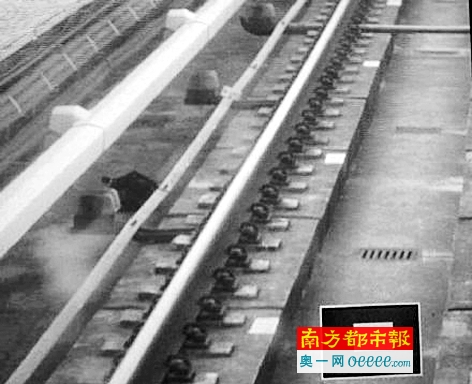 十分钟惊魂!一把小 雨伞逼停 深圳 地铁 (图)_首页