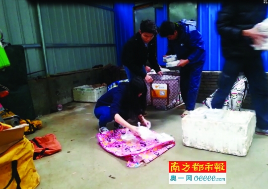 记者暗访:给学生送美团外卖 30家餐饮店全是黑