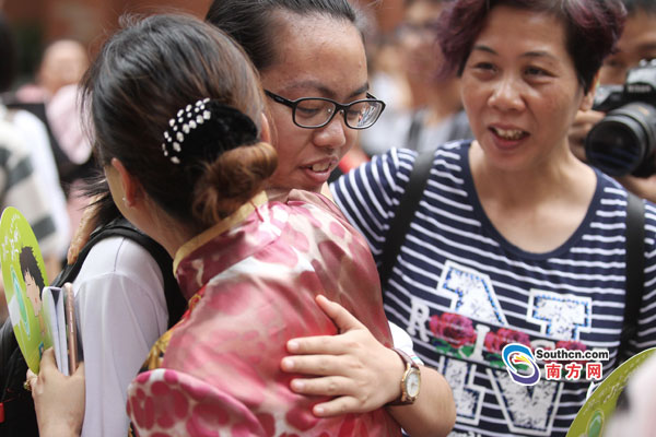 直击:广州深圳佛山考生走出考场的那一刻