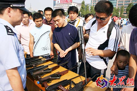 山东迎全运会展开缉枪 缴获多只火箭筒(图) 时