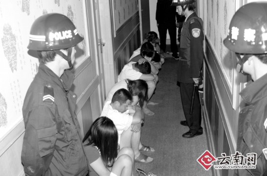 昆明突查6家娱乐场所 一<em>裸女</em>从床上掉到地板上
