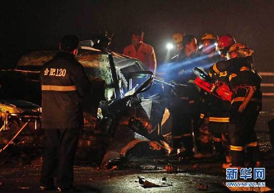 合肥:环湖大道发生特大交通事故 两车相撞6人