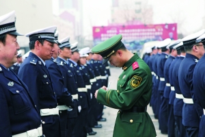 武警教官纠正交警站姿.