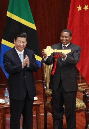 媒体称习近平夫妇出访服装均为国产品牌 中国