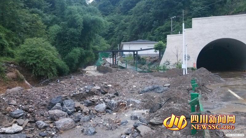 四川青川因暴雨多地现滑坡泥石流 1人被埋1人
