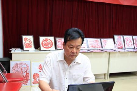 红十字志愿者:红会应实在做事 让百姓打心里认