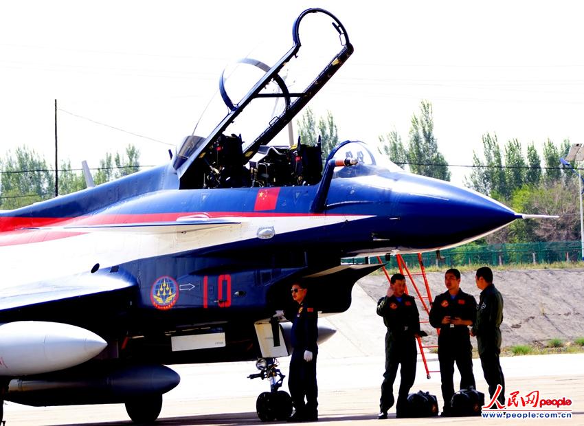 高清:空军八一飞行队歼-10表演机回国 飞抵新疆