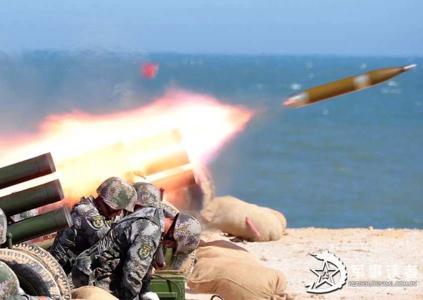 高清:南京战区对海面目标进行炮火齐射覆盖攻击