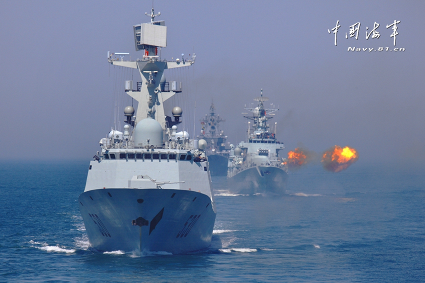 高清:中国海军战舰在南海演习 各型武器开火攻