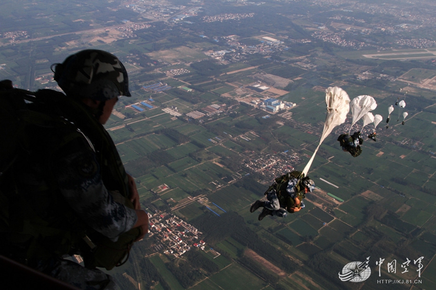 高清:解放军空降兵演练伞降作战 场景酷似大片