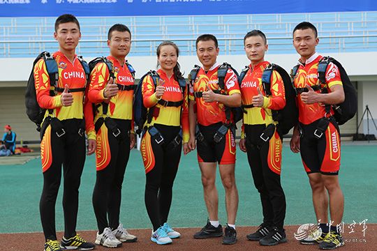 八一跳伞队运动员首次身着新型比赛服亮相世界