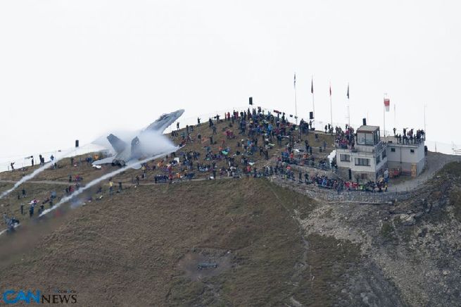 高清组图:中国记者涉险拍摄外军F-18战机