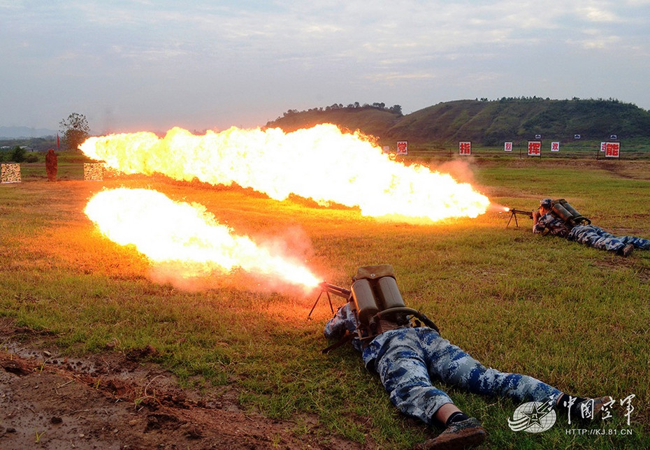 相当猛烈:中国空降兵演示喷火器对模拟地堡靶,人形靶