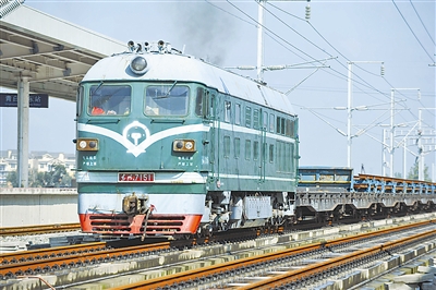 西南地区首条高铁加快铺轨