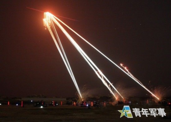 组图:南京军区高炮射击训练 上演三花聚顶好