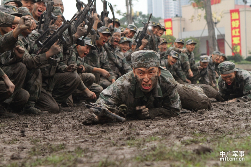 新战士在泥泞中苦练战术的情景 黄腾飞 摄