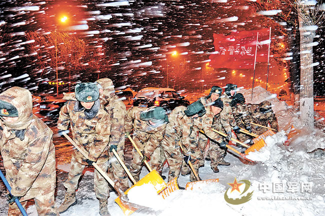 高清:东北子弟兵鏖战暴风雪