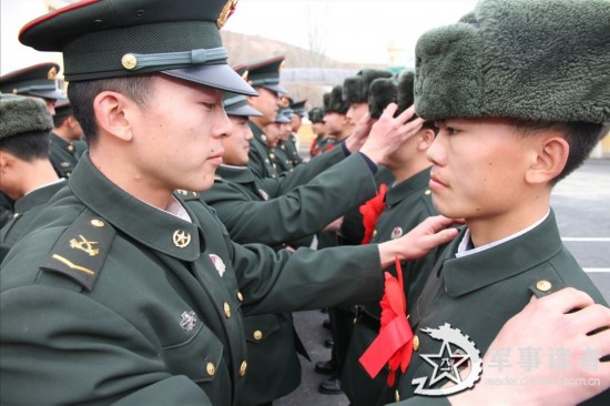 组图:新疆军区某边防团老兵含泪告别一线哨所