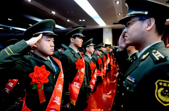 武警退伍老兵抱紧03式步枪不撒手