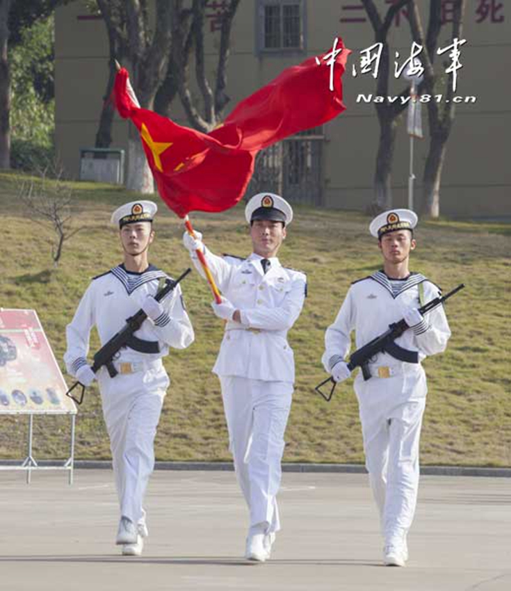 高清:东海舰队退役士兵向军旗告别 军容整齐
