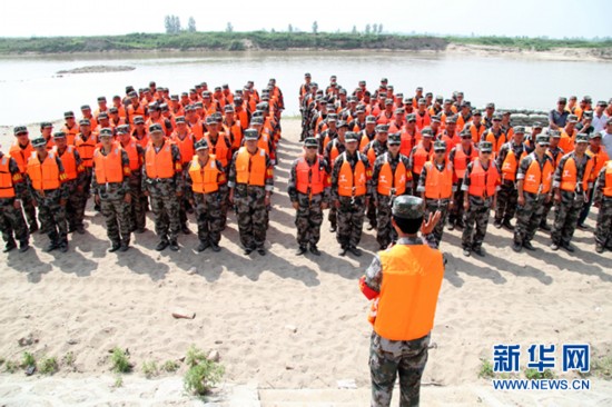 实拍:咸阳两百多民兵抗洪抢险实兵演练