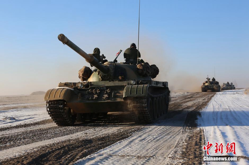 高清:沈阳军区机步旅坦克群展开实弹射击