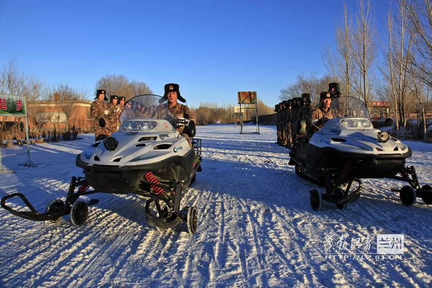 高清组图:新疆军区边防团驾驶雪地摩托霸气威