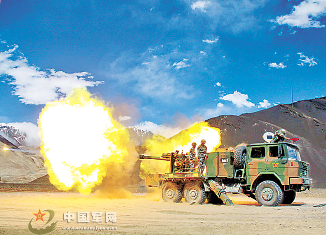 高清:新疆军区配新式车载火炮 穿沟越障如履平地