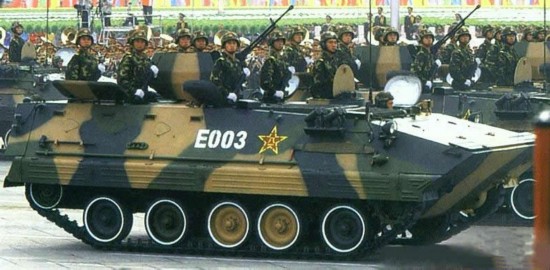 这辆装甲运输车为中国在80年代研制生产的85式运输车,其上方安装的