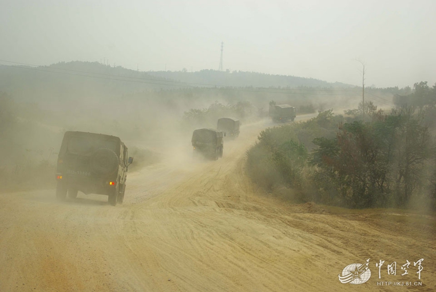 高清:成空某旅单兵携行包取代运输车提高保障