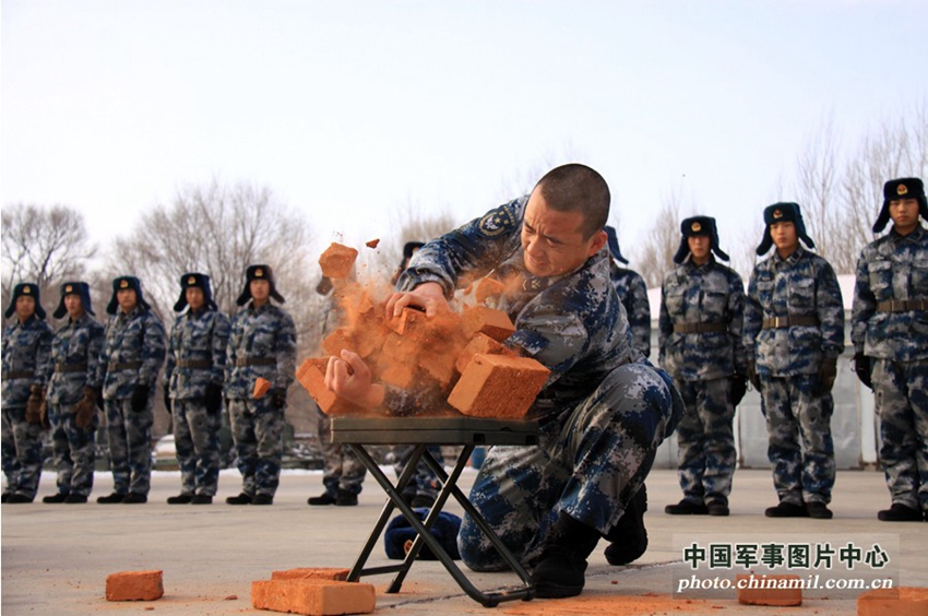 高清:沈空开展硬气功训练 官兵空手劈砖